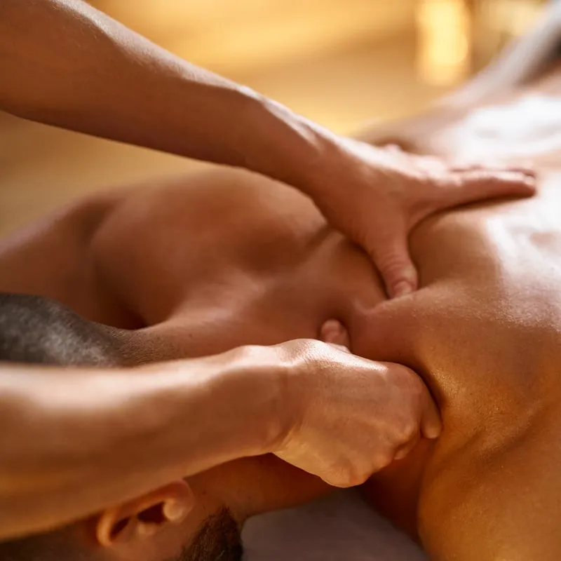Mains du masseur glissant le long du dos pendant un massage californien