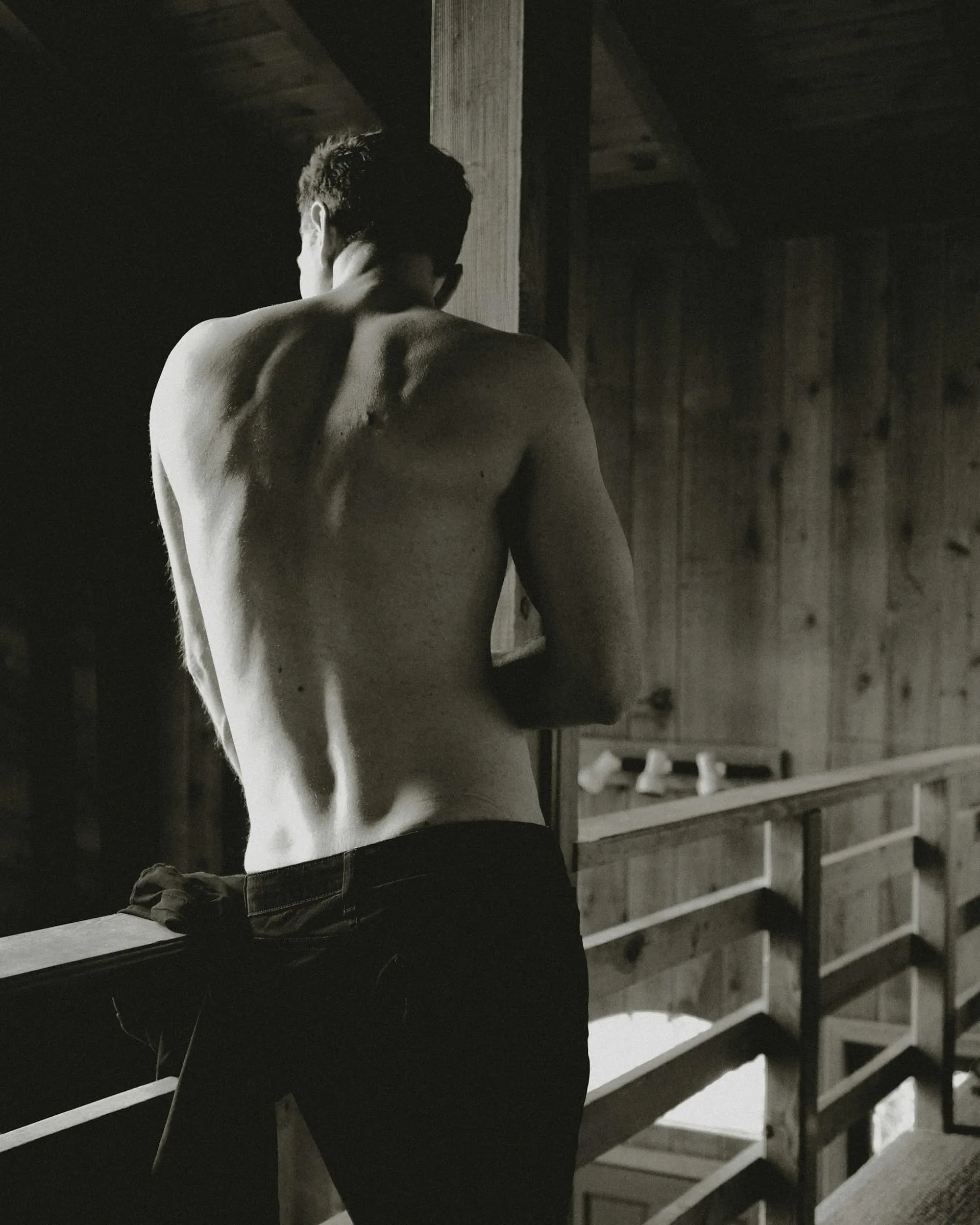 Dos nu d'un homme, en noir et blanc