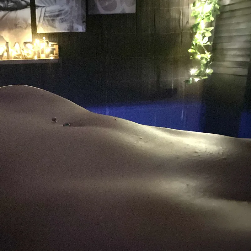 Silhouette d'un corps allongé dans une lumière douce et tamisée