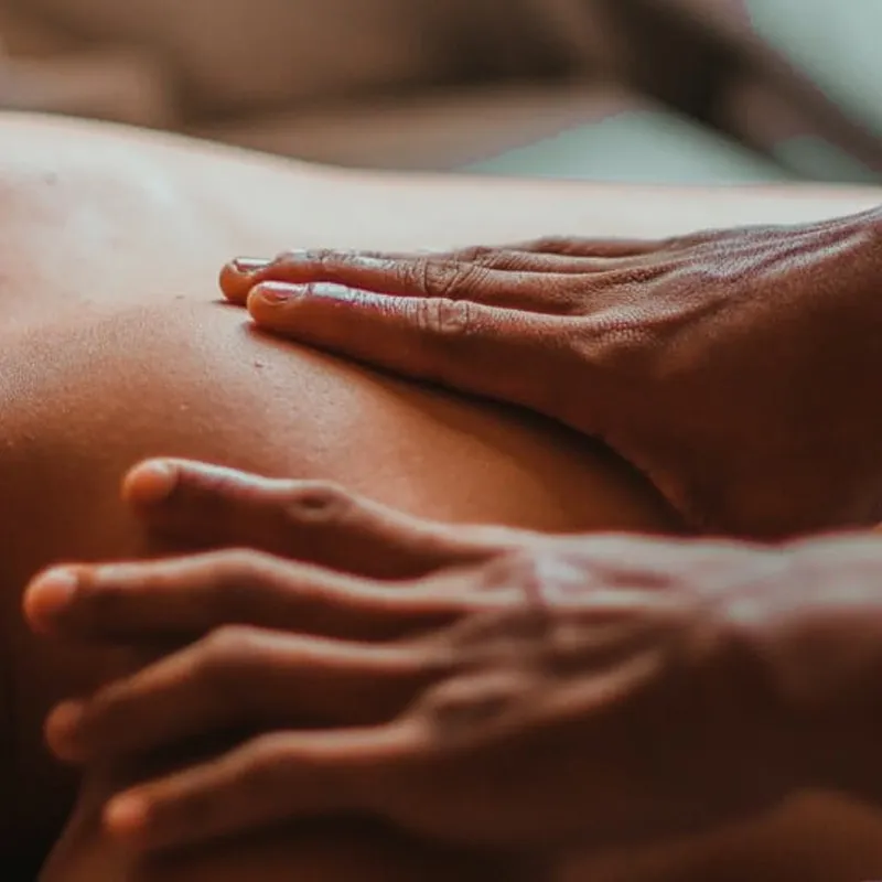 Mains posées à plat sur le dos pendant un massage